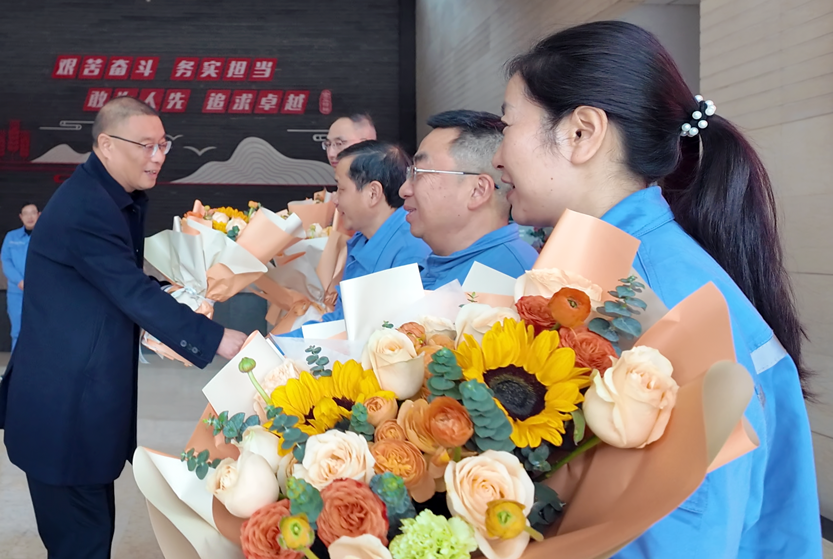 公司发展新春慰问活动