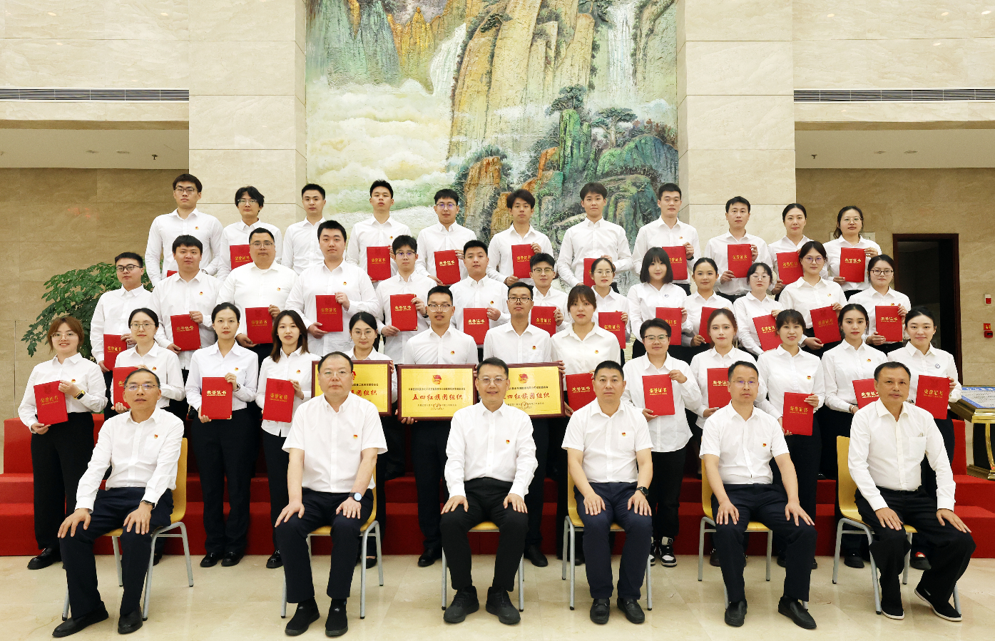 公司召开留想五四活动107周年赞美大会