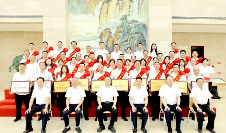 公司召开庆祝建党105周年赞美大会暨半年工作会