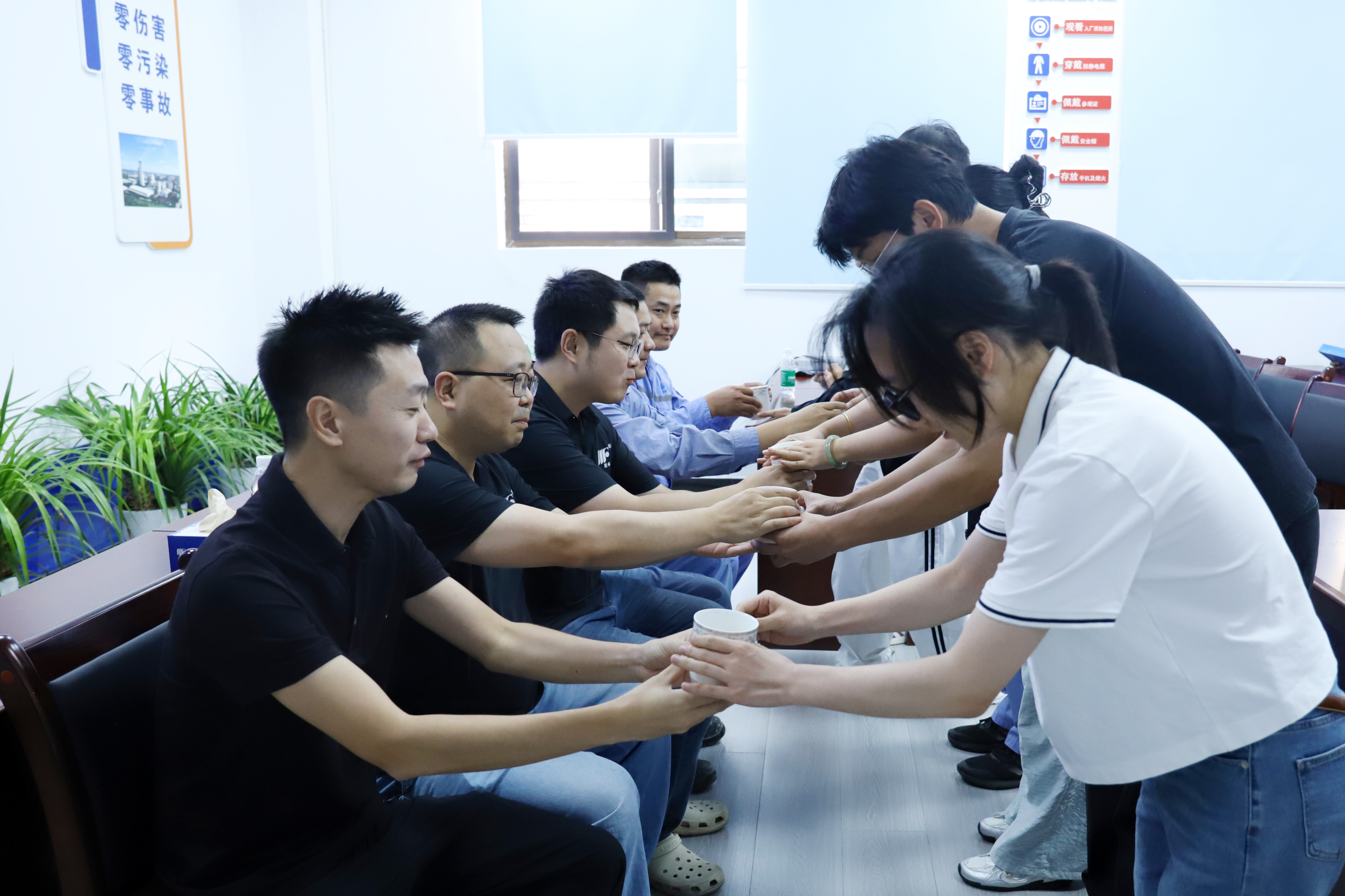 进行市场营销新工“师带徒”拜师典礼